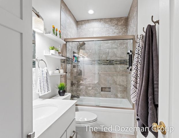 17 W 10th Street 450, Holland, MI 49423