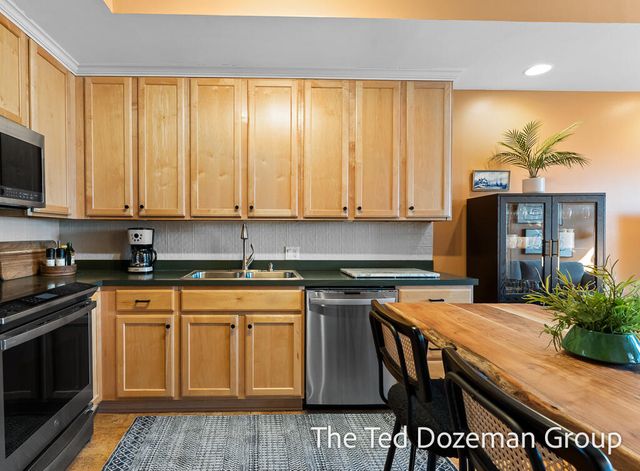 17 W 10th Street 450, Holland, MI 49423