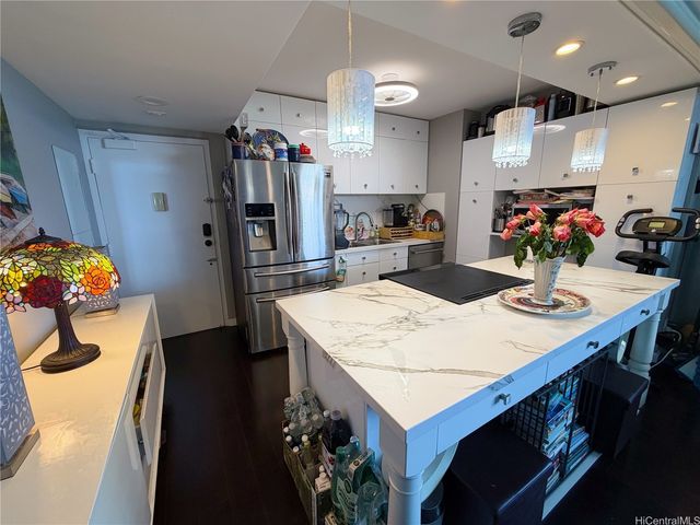 2500 Kalakaua Avenue 1902, Honolulu, HI 96815