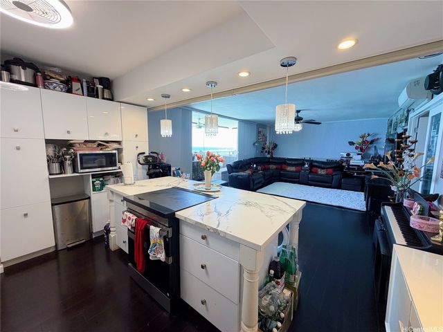 2500 Kalakaua Avenue 1902, Honolulu, HI 96815