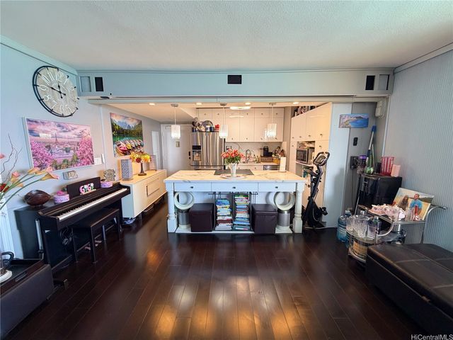 2500 Kalakaua Avenue 1902, Honolulu, HI 96815