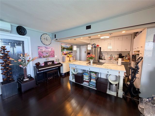 2500 Kalakaua Avenue 1902, Honolulu, HI 96815