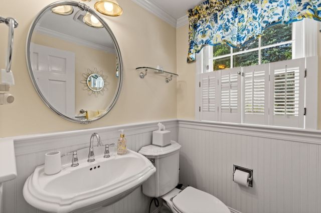 9 Eisenhower Circle, Wellesley, MA 02482