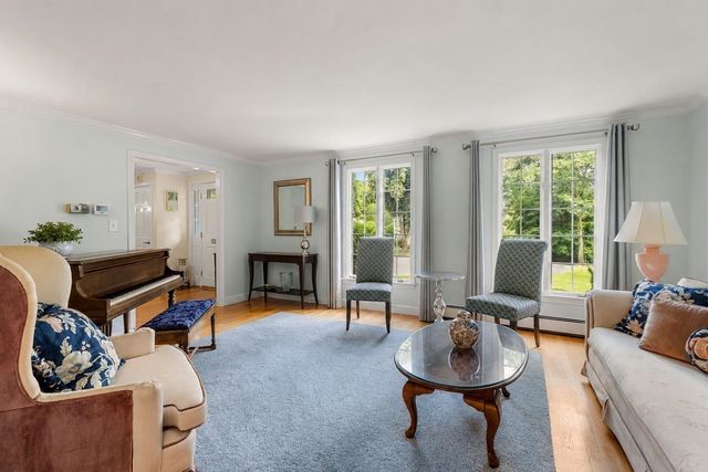 9 Eisenhower Circle, Wellesley, MA 02482