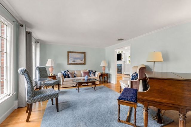 9 Eisenhower Circle, Wellesley, MA 02482