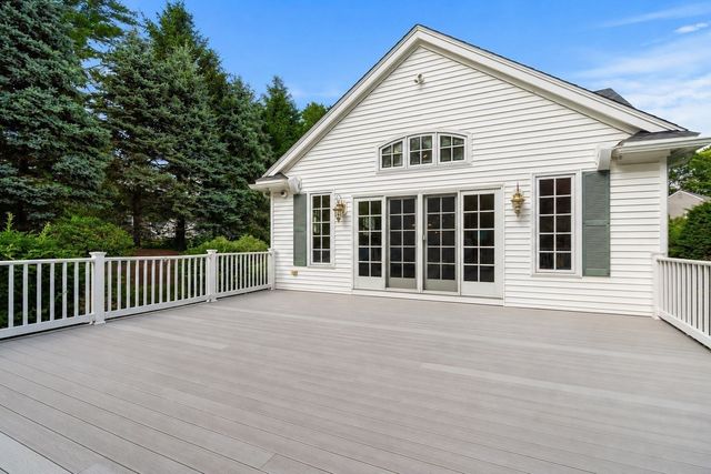9 Eisenhower Circle, Wellesley, MA 02482