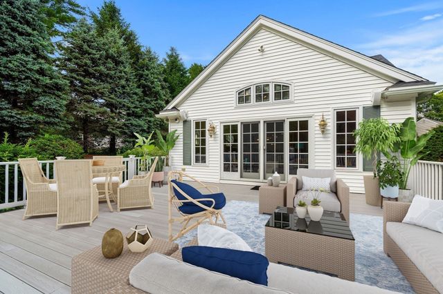9 Eisenhower Circle, Wellesley, MA 02482