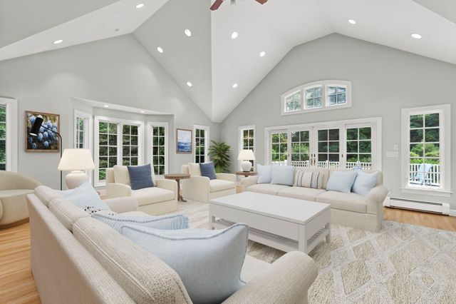 9 Eisenhower Circle, Wellesley, MA 02482
