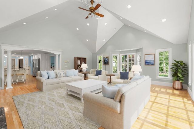 9 Eisenhower Circle, Wellesley, MA 02482