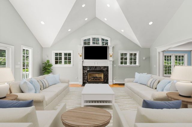 9 Eisenhower Circle, Wellesley, MA 02482