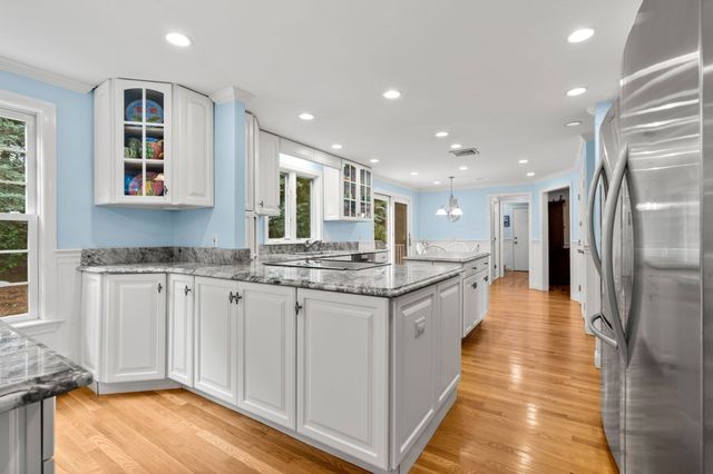 9 Eisenhower Circle, Wellesley, MA 02482