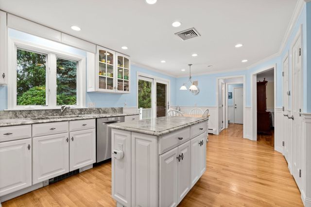 9 Eisenhower Circle, Wellesley, MA 02482