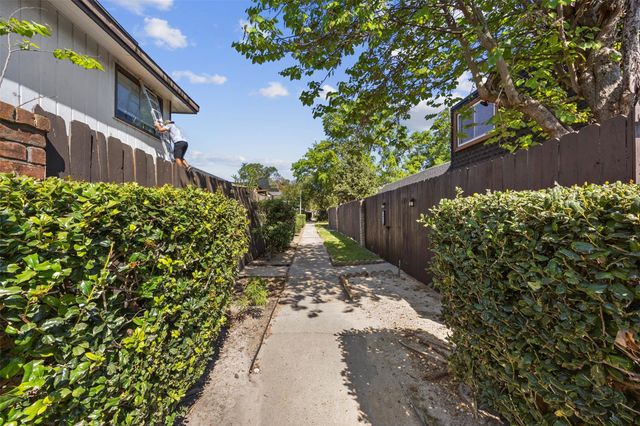 12020 Mighty Oak Drive B, Houston, TX 77066