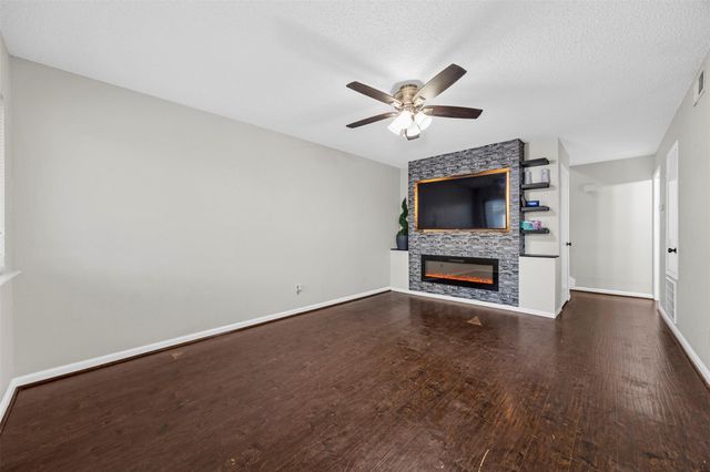 12020 Mighty Oak Drive B, Houston, TX 77066