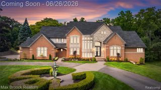 1888 W Tahquamenon Court, Bloomfield Hills, MI 48302