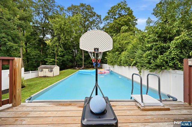 93 Yawpo Avenue, Oakland, NJ 07436