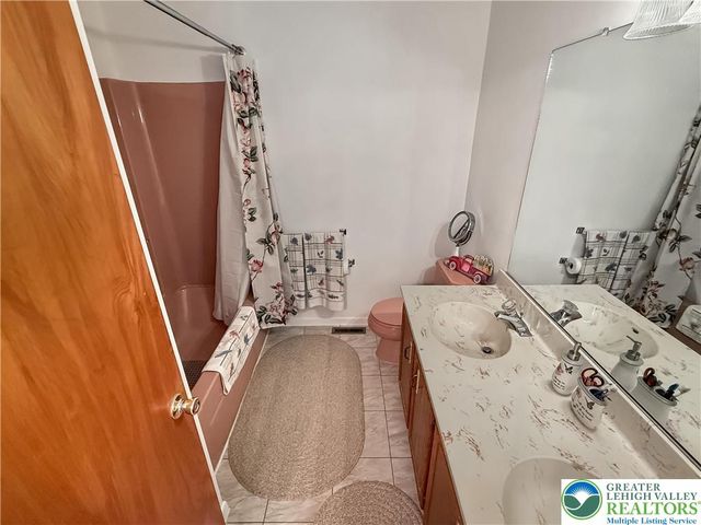 1736 Falcon Drive, Bethlehem City, PA 18017