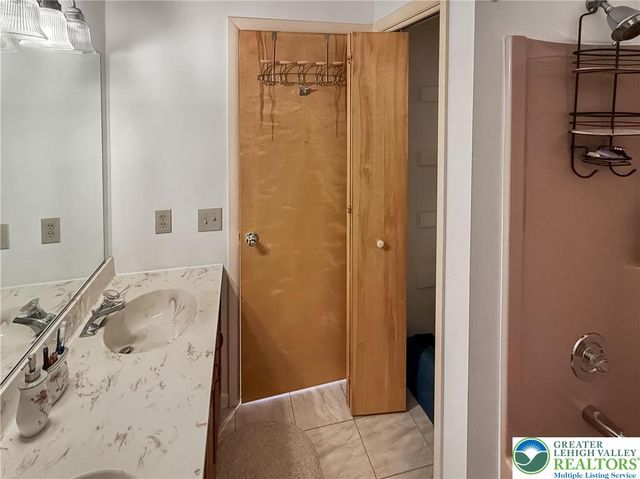 1736 Falcon Drive, Bethlehem City, PA 18017
