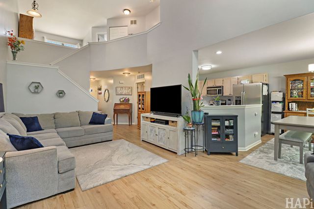 17158 W Cunningham Court, Libertyville, IL 60048