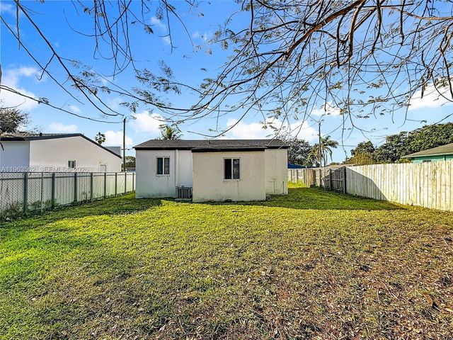 1751 NW 76th St, Miami, FL 33147