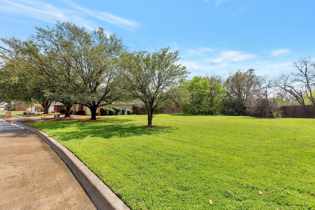 8133 Wendy Lane, Benbrook, TX 76116