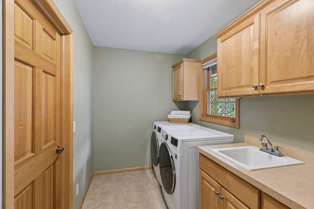 612 Park View Court, Hudson, WI 54016