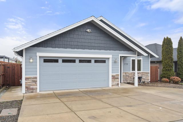 1758 Pearl Eye Lane, Medford, OR 97504