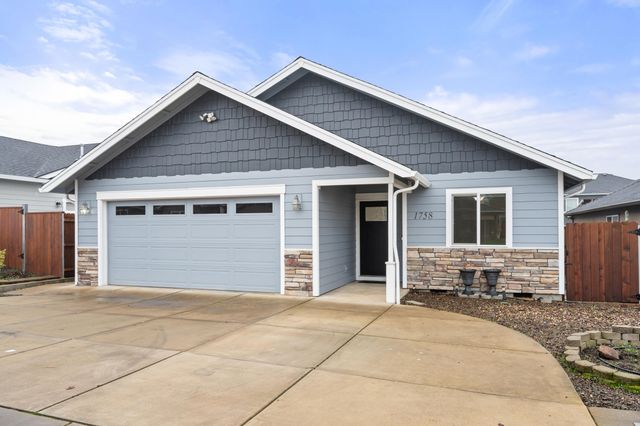 1758 Pearl Eye Lane, Medford, OR 97504