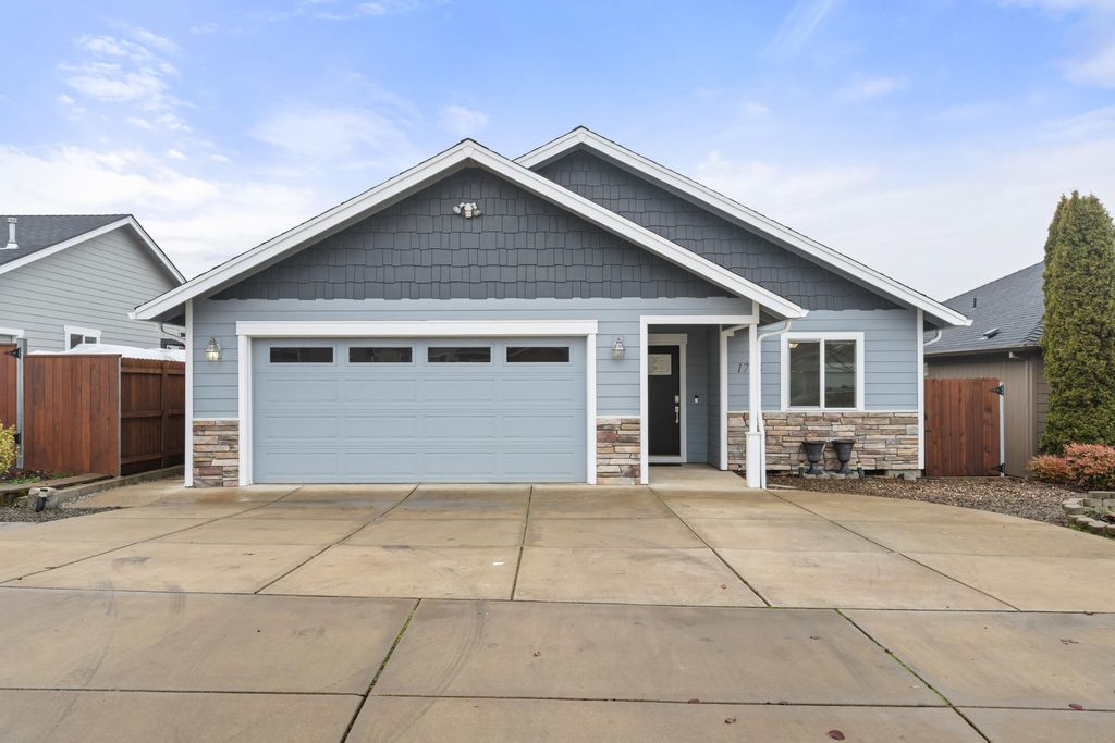 1758 Pearl Eye Lane, Medford, OR 97504