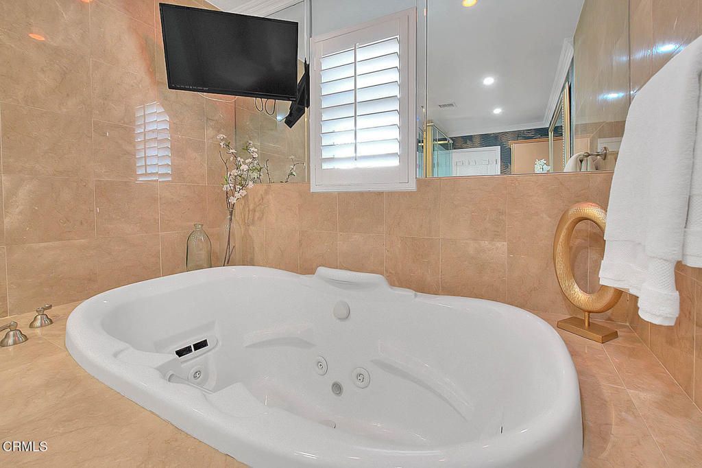 Image 13 of property listing at 1420 Riviera Drive, Pasadena, CA 91107