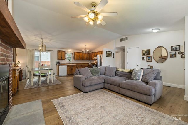 1047 W Chateau Ave, Meridian, ID 83646