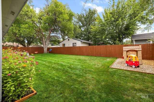 1047 W Chateau Ave, Meridian, ID 83646