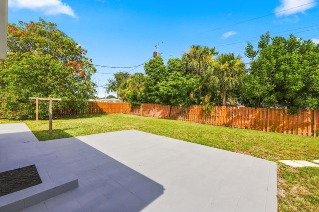 1100 7TH Street, Lake Park, FL 33403