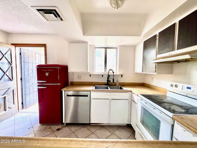 6120 W TOWNLEY Avenue, Glendale, AZ 85302