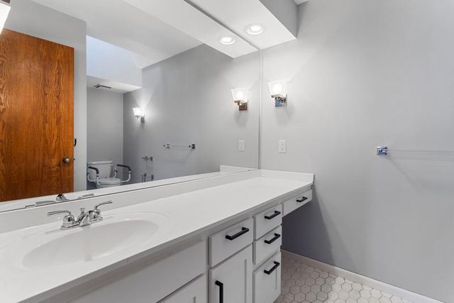 1948 Crown Point Drive, Mendota Heights, MN 55118