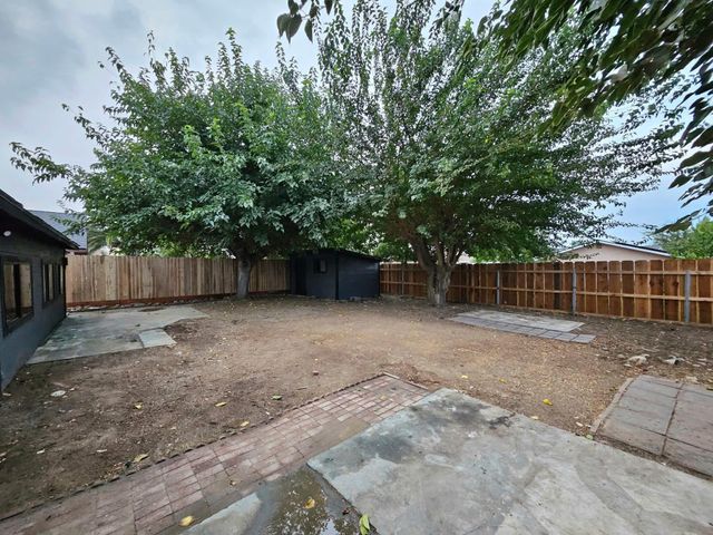 829 Pioneer Avenue, Porterville, CA 93257