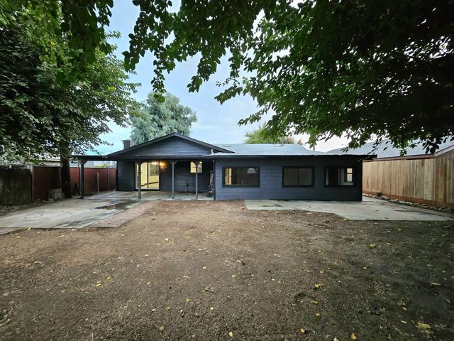 829 Pioneer Avenue, Porterville, CA 93257