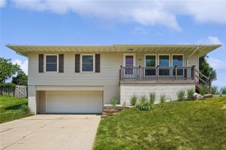 292 Windsor Dr NE, Cedar Rapids, IA 52402