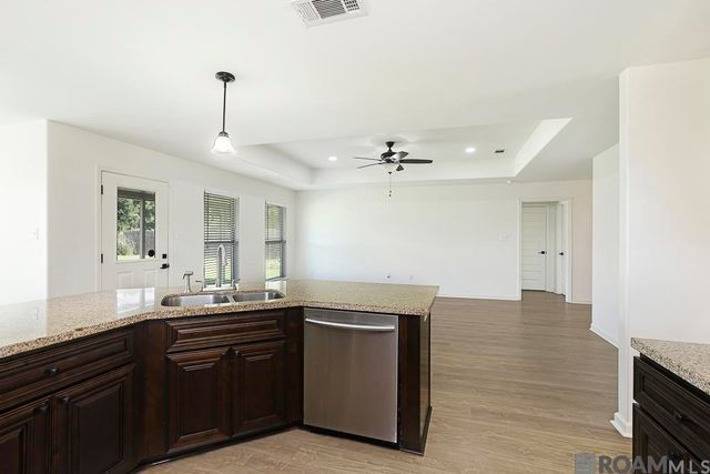 1310 Point Andrew Dr, Gonzales, LA 70737