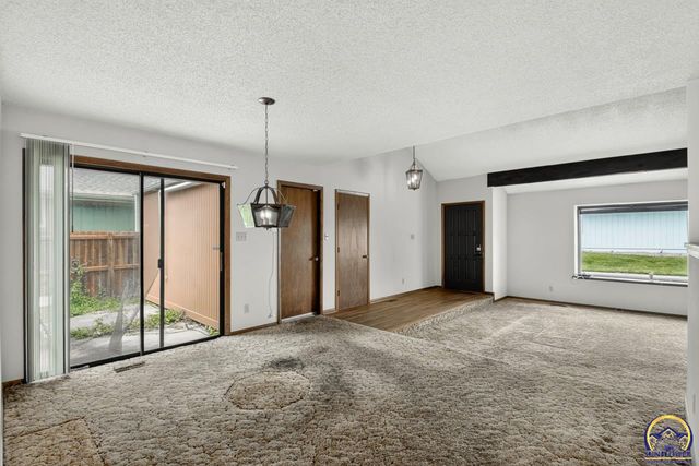 5701 SW Arrowhead CT, Topeka, KS 66614