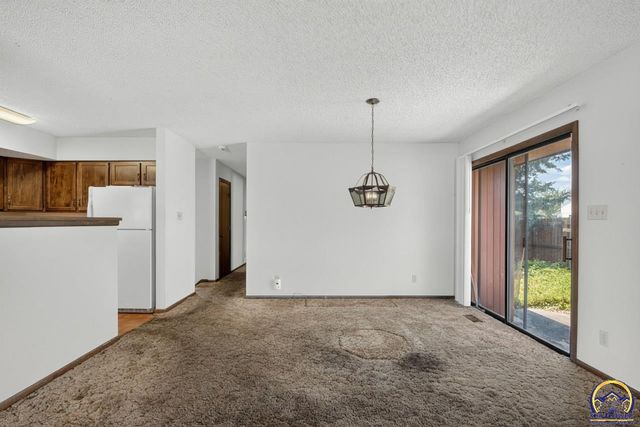 5701 SW Arrowhead CT, Topeka, KS 66614