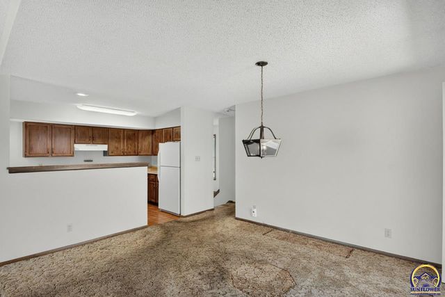 5701 SW Arrowhead CT, Topeka, KS 66614