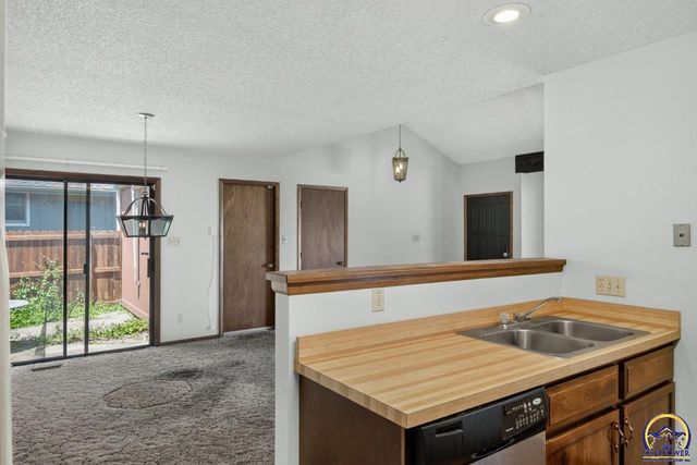 5701 SW Arrowhead CT, Topeka, KS 66614