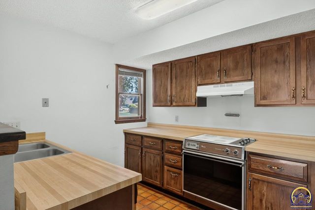 5701 SW Arrowhead CT, Topeka, KS 66614