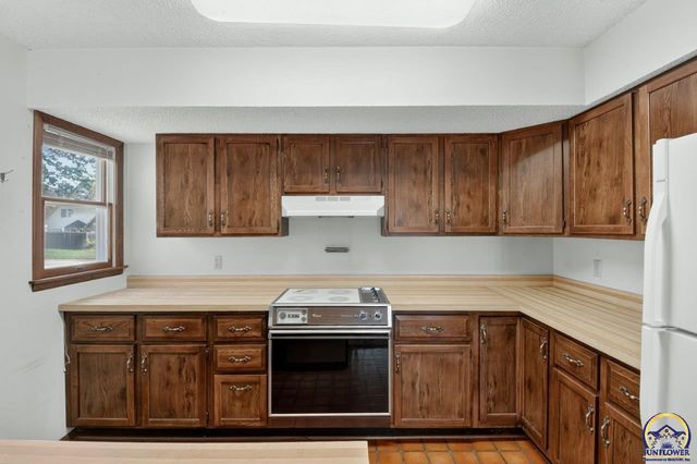 5701 SW Arrowhead CT, Topeka, KS 66614