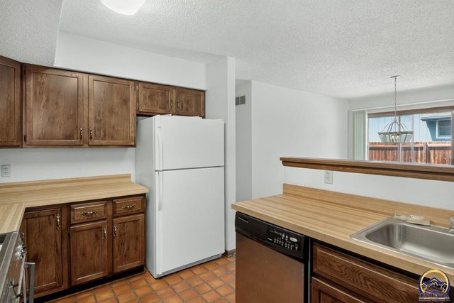 5701 SW Arrowhead CT, Topeka, KS 66614