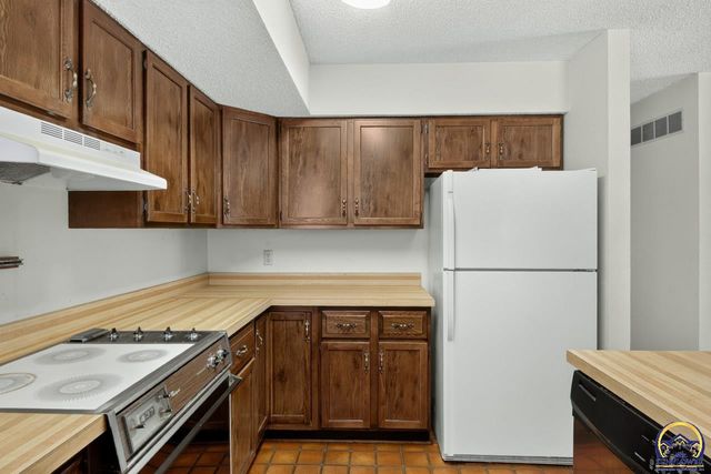5701 SW Arrowhead CT, Topeka, KS 66614