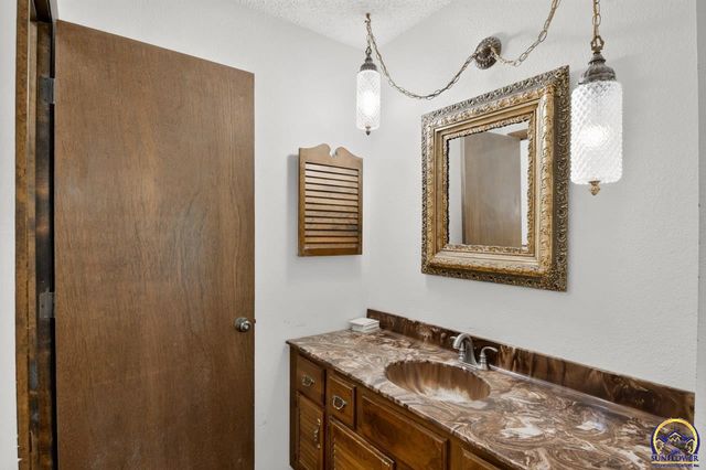 5701 SW Arrowhead CT, Topeka, KS 66614