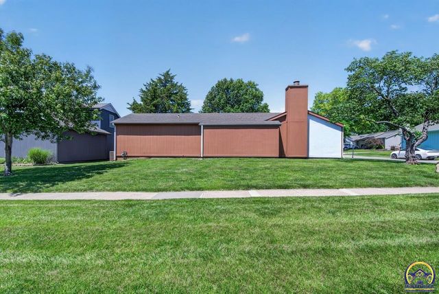 5701 SW Arrowhead CT, Topeka, KS 66614