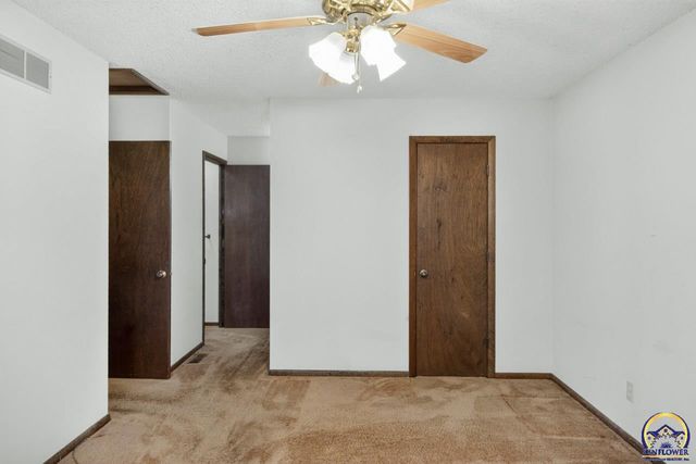 5701 SW Arrowhead CT, Topeka, KS 66614